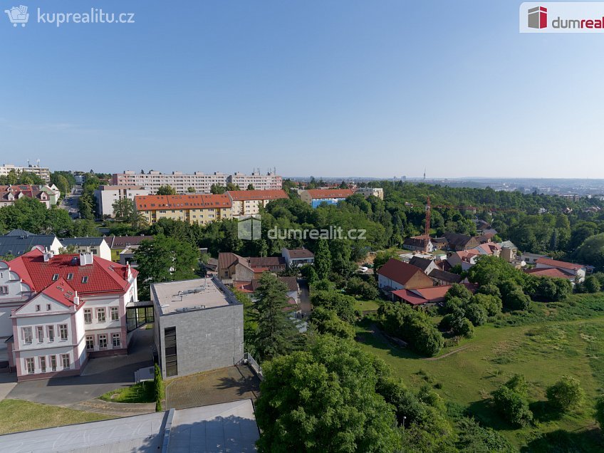 Pronájem bytu 1+kk 32 m^2 Děčínská, Praha 8 