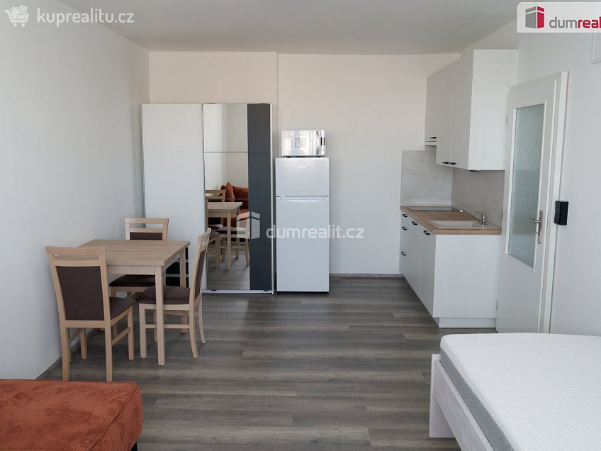 Pronájem bytu 1+kk 32 m^2 Děčínská, Praha 8 