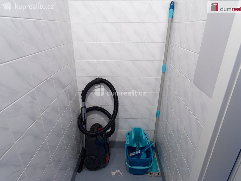 Pronájem bytu 1+kk 32 m^2 Děčínská, Praha 8 