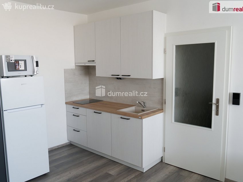 Pronájem bytu 1+kk 32 m^2 Děčínská, Praha 8 