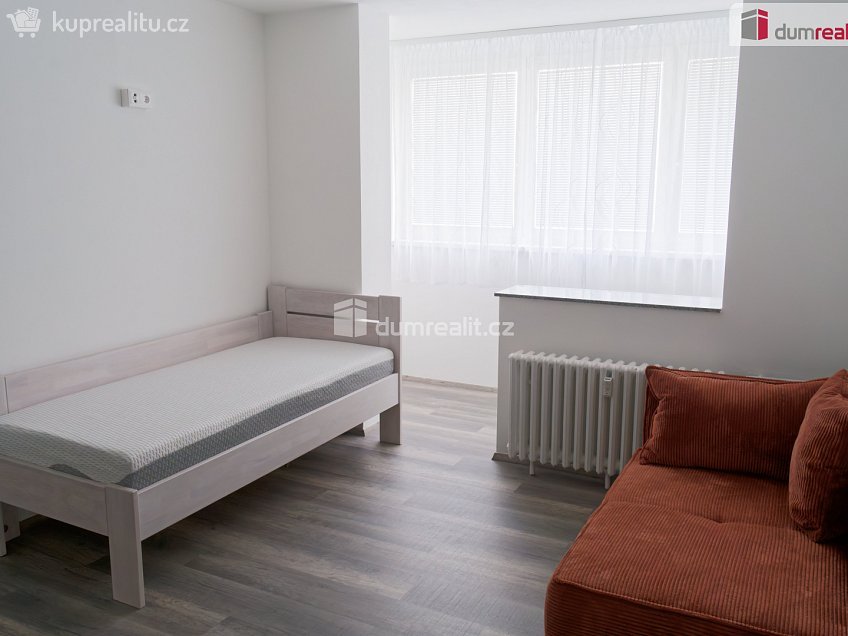 Pronájem bytu 1+kk 32 m^2 Děčínská, Praha 8 