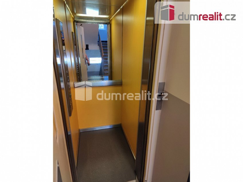 Pronájem bytu 2+1 65 m^2 28. pluku, Praha 10 