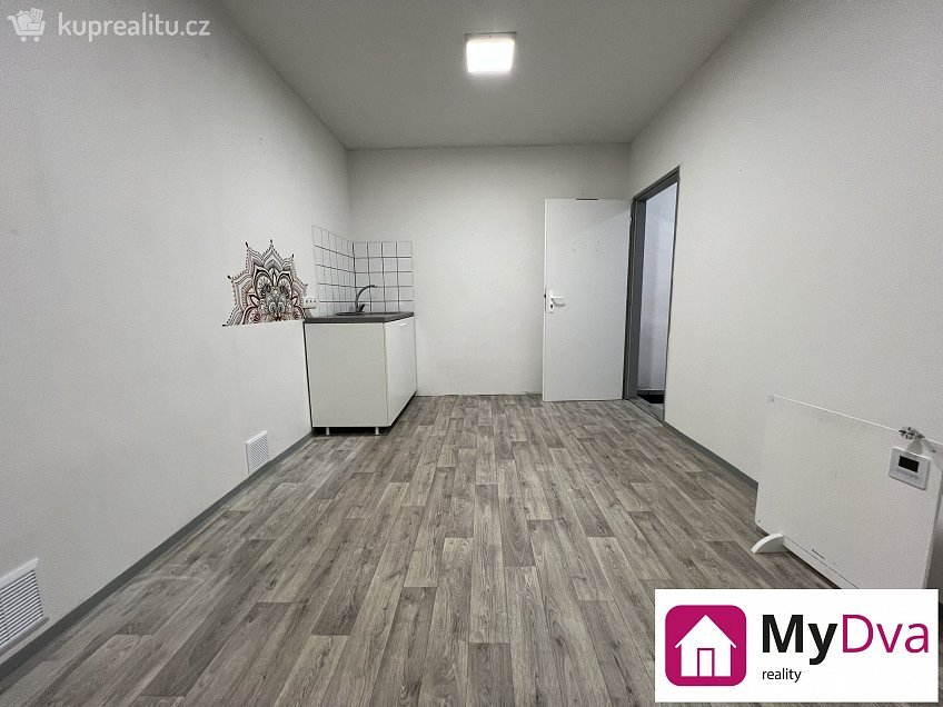 Pronájem  obchodních prostor 13 m^2 Vídeňská třída, Znojmo 