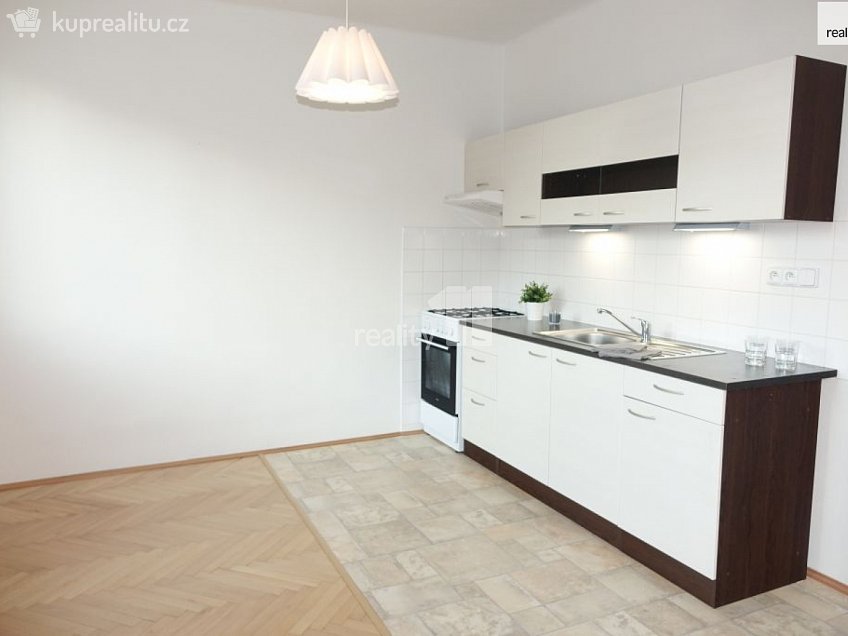 Pronájem bytu 1+kk 40 m^2 Biskupcova, Praha 3 