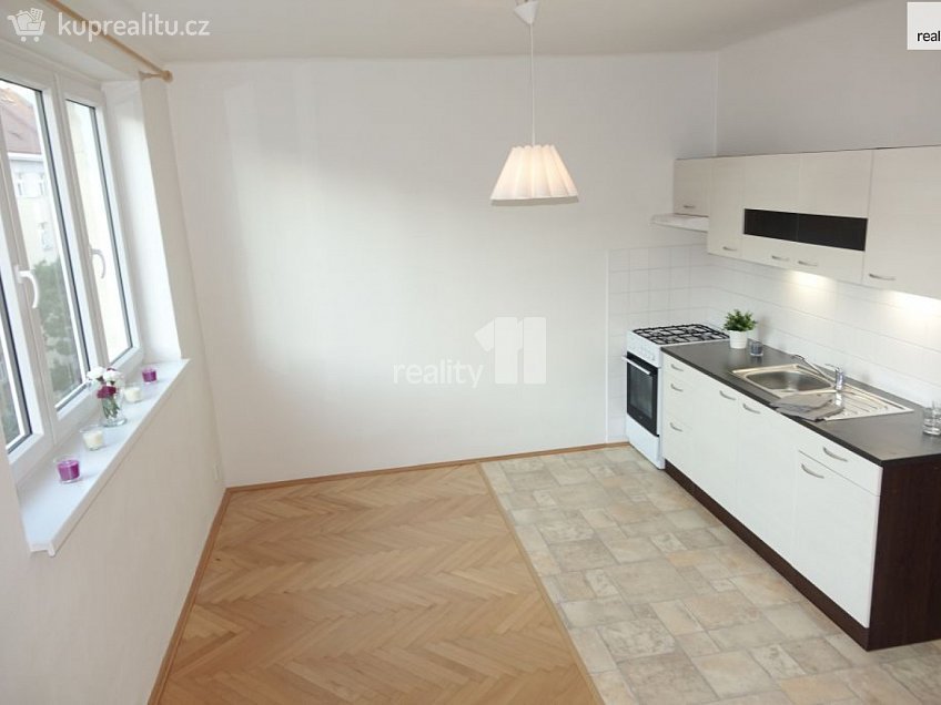 Pronájem bytu 1+kk 40 m^2 Biskupcova, Praha 3 