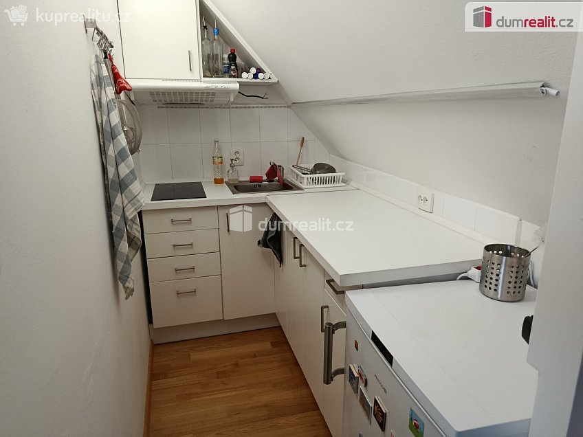 Pronájem bytu 2+kk 50 m^2 Pod hájem, Praha 5 
