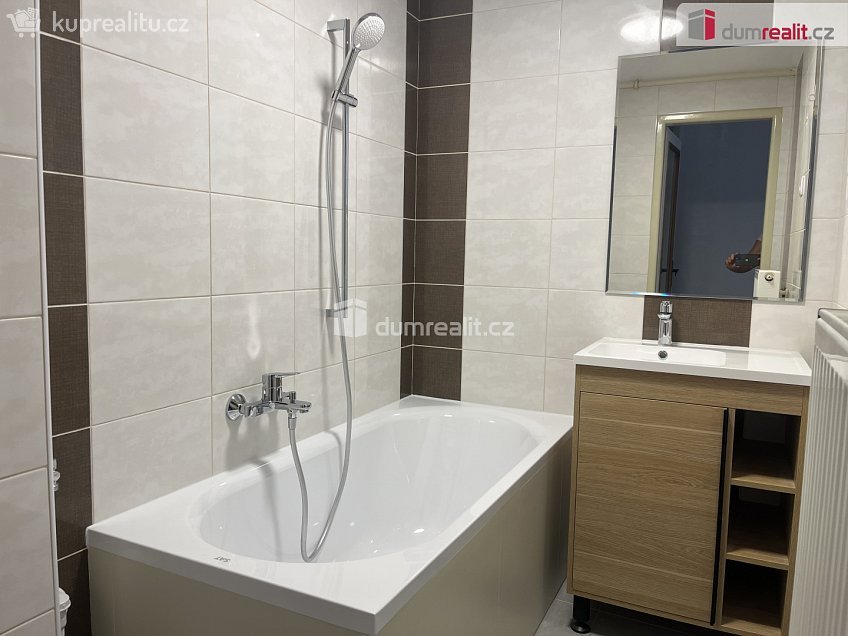 Pronájem bytu 2+1 70 m^2 Na Průhoně, Velvary 