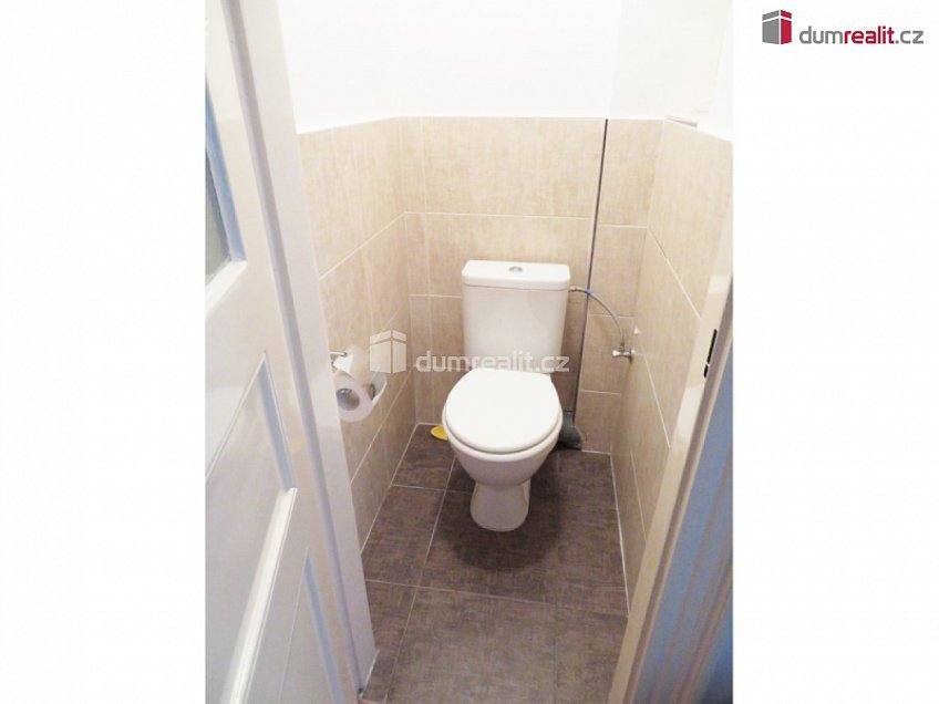 Pronájem bytu 2+kk 44 m^2 28. pluku, Praha 10 