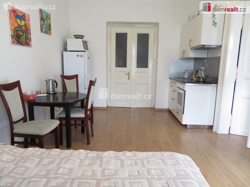Pronájem bytu 2+kk 44 m^2 28. pluku, Praha 10 