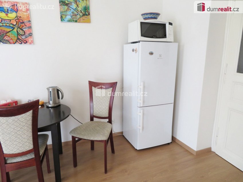 Pronájem bytu 2+kk 44 m^2 28. pluku, Praha 10 