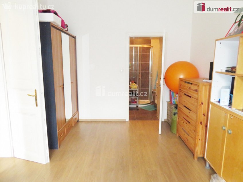 Pronájem bytu 2+kk 44 m^2 28. pluku, Praha 10 
