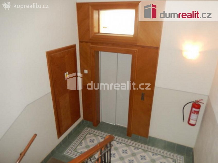 Pronájem bytu 2+kk 44 m^2 28. pluku, Praha 10 