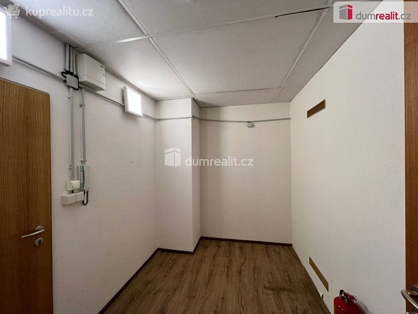 Pronájem  skladu 40 m^2 Malešická, Praha 3 