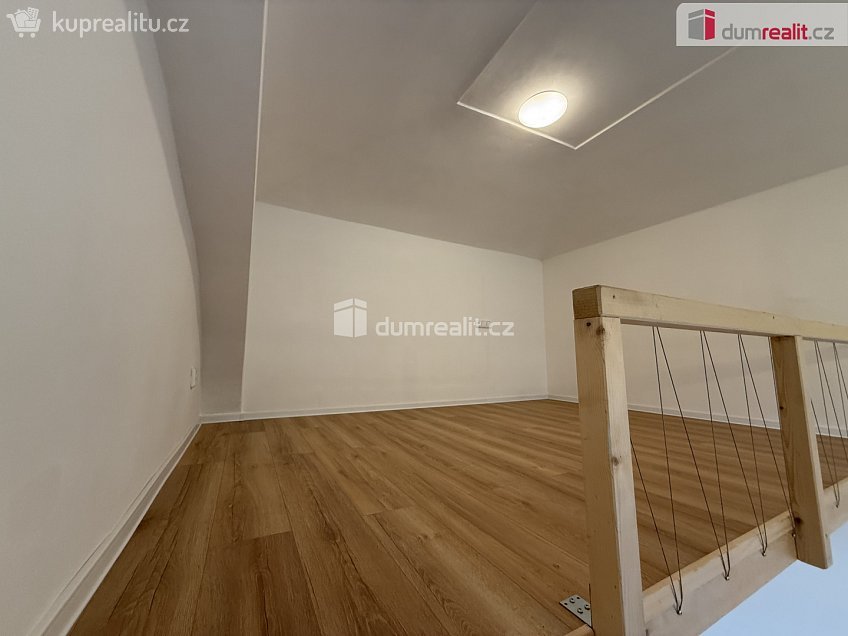Pronájem bytu 1+kk 38 m^2 Na Valentince, Praha 5 