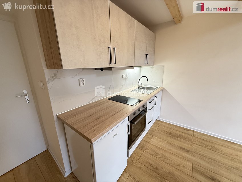 Pronájem bytu 1+kk 38 m^2 Na Valentince, Praha 5 