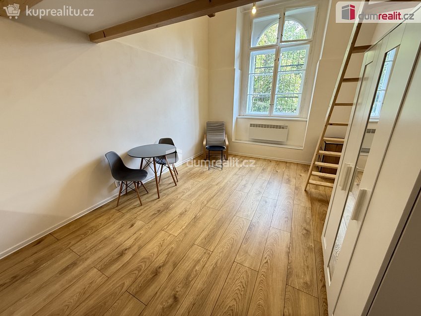 Pronájem bytu 1+kk 38 m^2 Na Valentince, Praha 5 