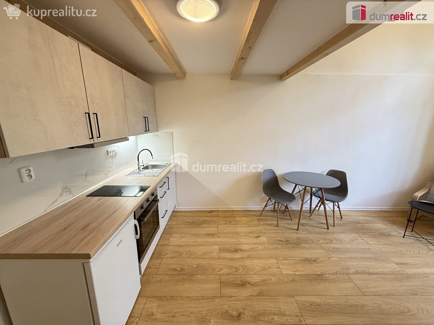 Pronájem bytu 1+kk 38 m^2 Na Valentince, Praha 5 