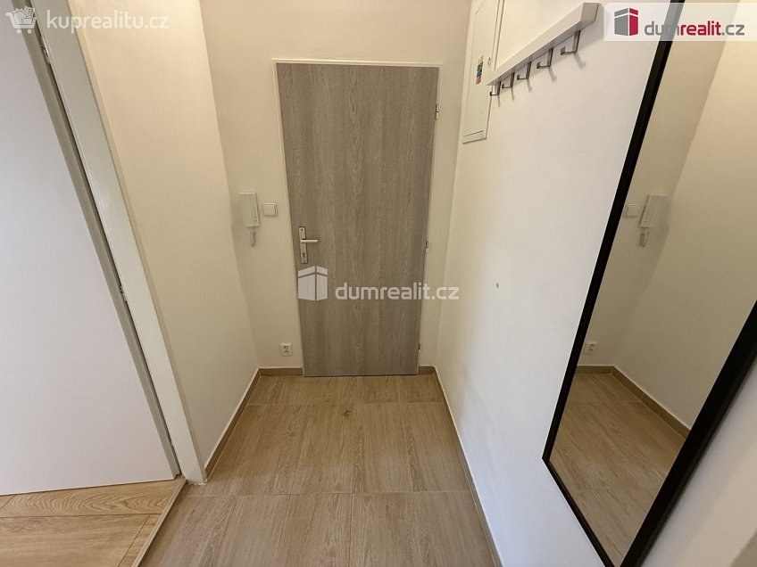 Pronájem bytu 1+kk 38 m^2 Na Valentince, Praha 5 