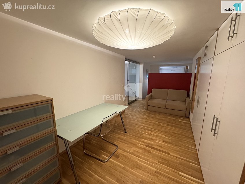 Pronájem bytu 2+kk 73 m^2 Senovážné náměstí, Praha 1 