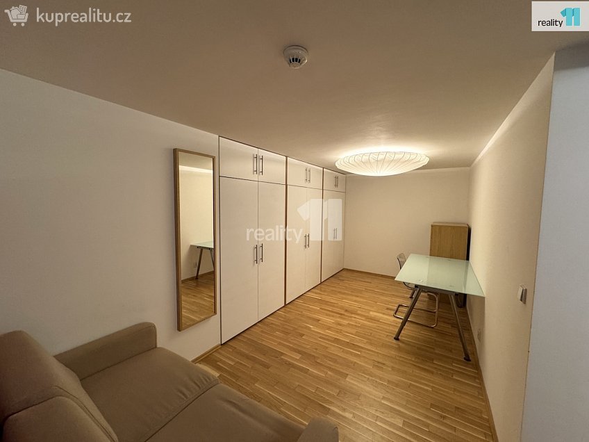 Pronájem bytu 2+kk 73 m^2 Senovážné náměstí, Praha 1 