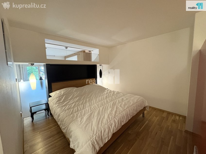 Pronájem bytu 2+kk 73 m^2 Senovážné náměstí, Praha 1 