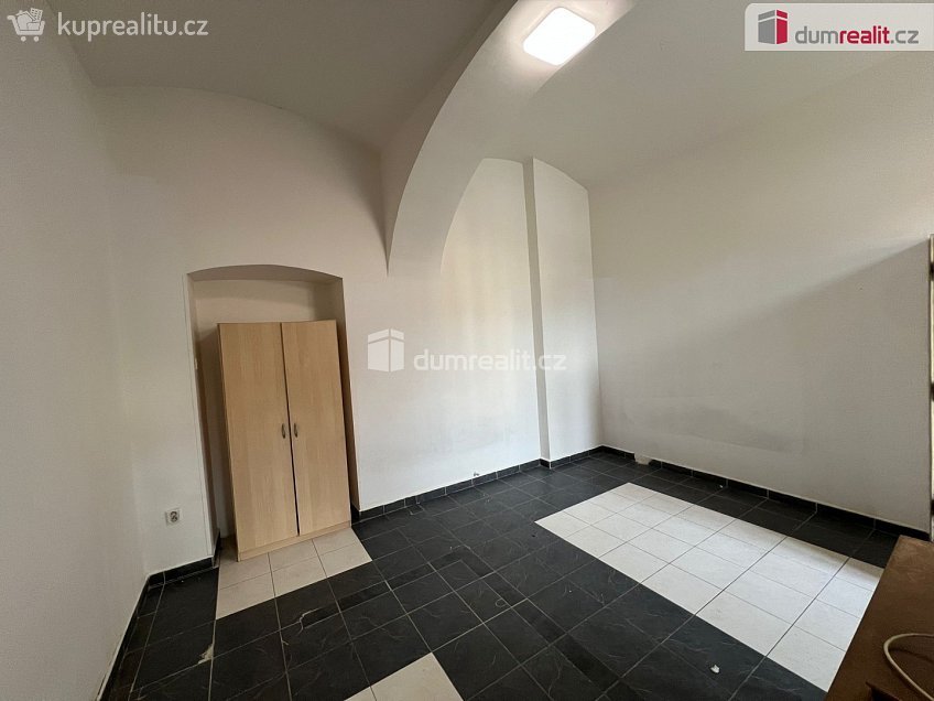 Pronájem bytu 1+1 26 m^2 Zenklova, Praha 8 