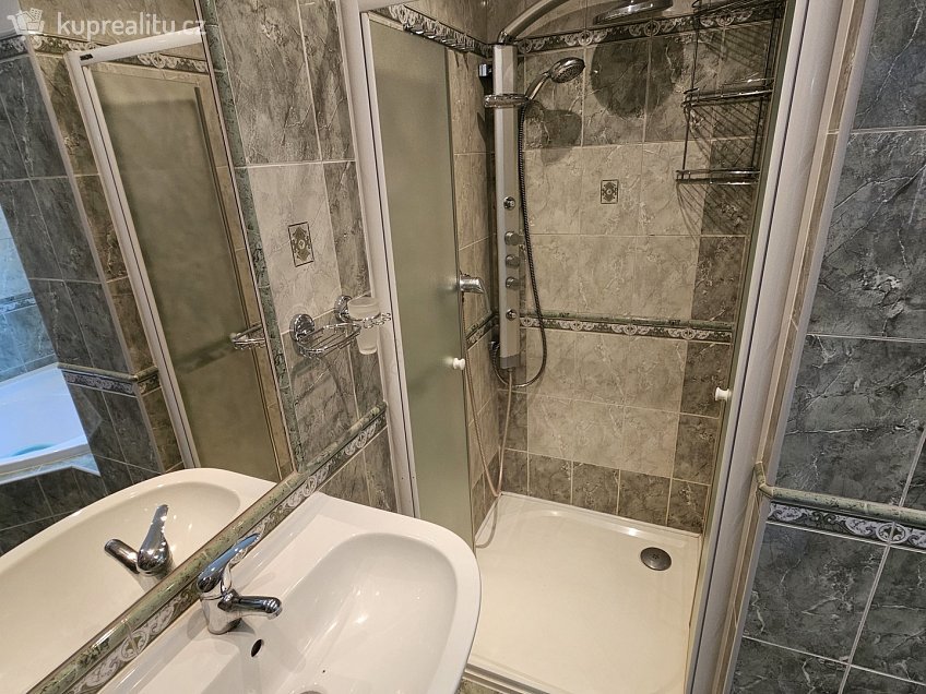 Prodej bytu 2+1 78 m^2 Nádražní náměstí 284, Mariánské Lázně 