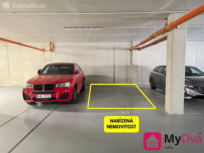 Pronájem  garážového stání 18 m^2 Kosmákova, Znojmo 