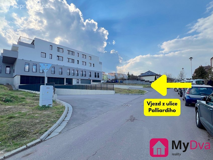 Pronájem  garážového stání 18 m^2 Kosmákova, Znojmo 