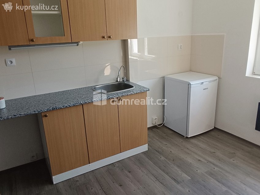 Pronájem bytu 1+kk 18 m^2 Nádražní, Benešov nad Ploučnicí 