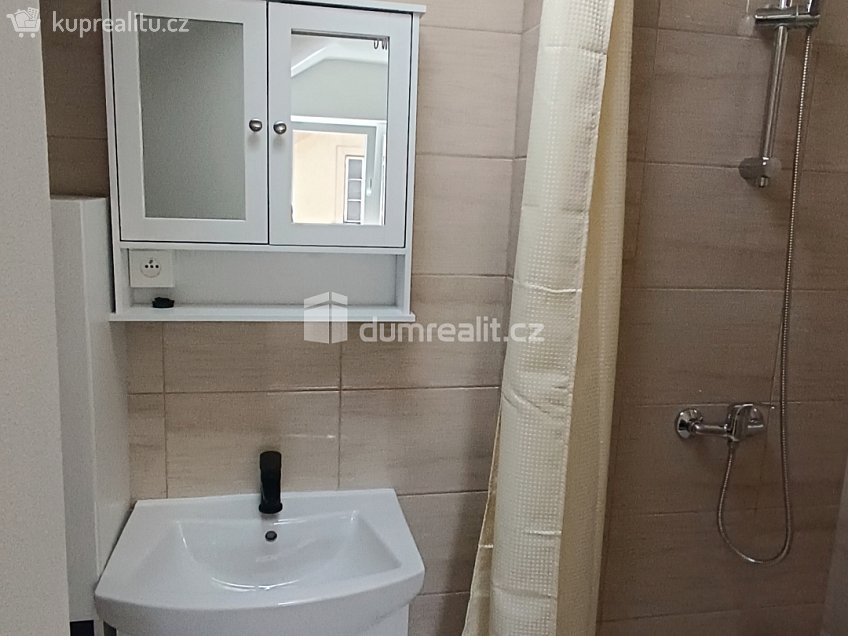 Pronájem bytu 1+kk 18 m^2 Nádražní, Benešov nad Ploučnicí 