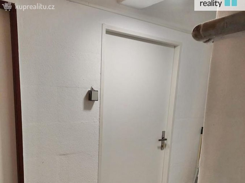 Pronájem bytu 1+kk 11 m^2 Spojovací, Praha 3 