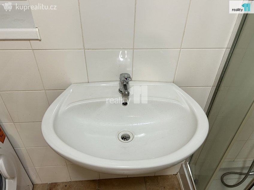 Pronájem bytu 1+kk 11 m^2 Spojovací, Praha 3 