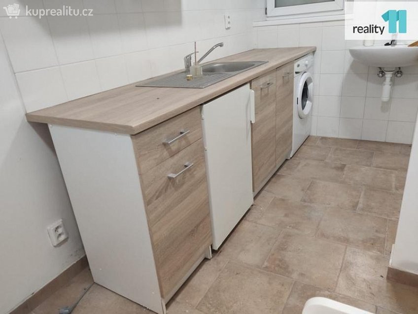 Pronájem bytu 1+kk 11 m^2 Spojovací, Praha 3 