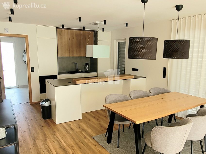 Pronájem  rodinného domu 120 m^2 Pechlátova, Kladno 