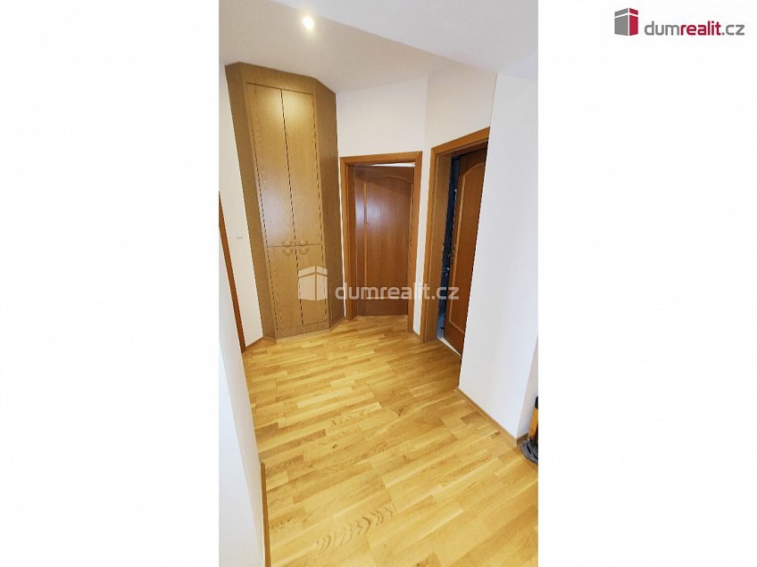 Pronájem bytu 3+1 84 m^2 Holandská, Praha 10 