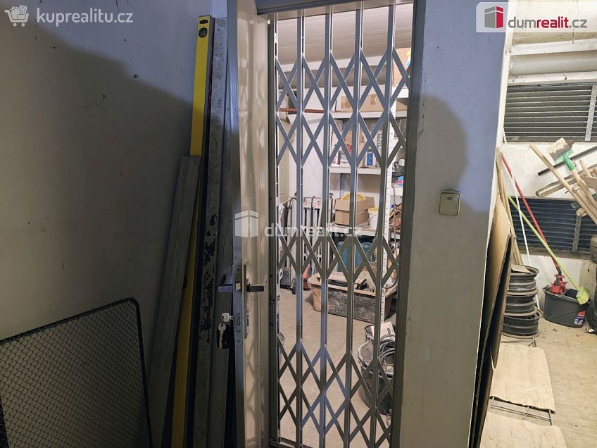 Prodej  garáže 40 m^2 Zahradníčkova, Praha 5 