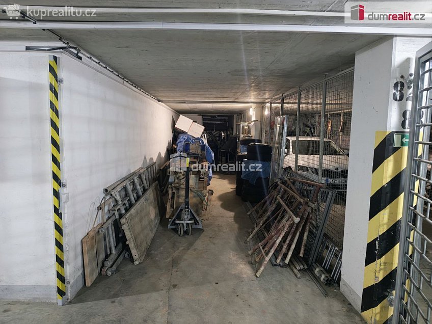 Prodej  garáže 40 m^2 Zahradníčkova, Praha 5 