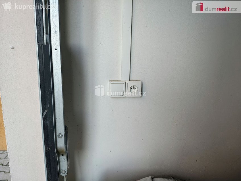 Prodej  garáže 18 m^2 Ke stadionu, Praha-Čakovice 