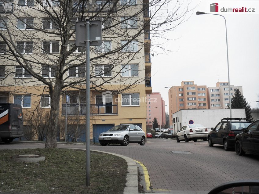 Pronájem  garáže 20 m^2 Hnězdenská, Praha 8 