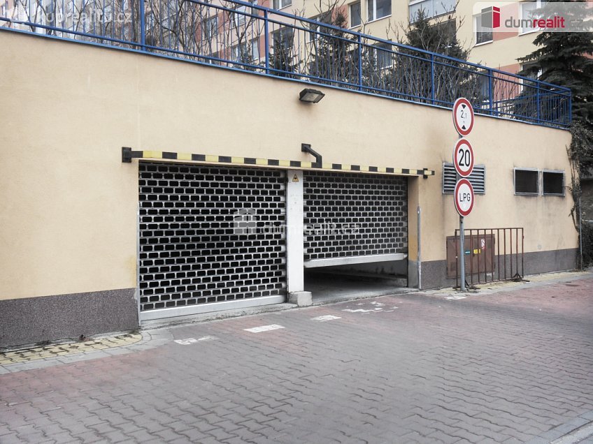 Pronájem  garáže 20 m^2 Hnězdenská, Praha 8 