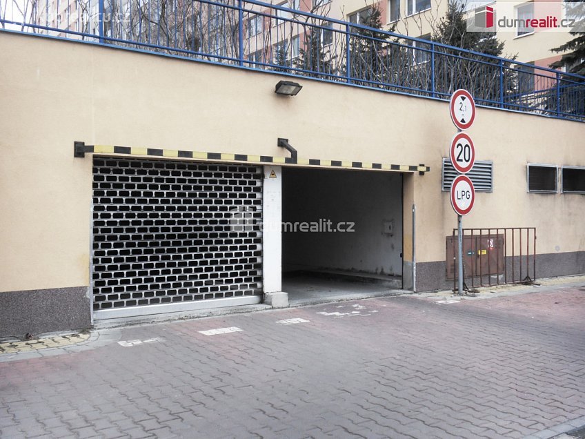 Pronájem  garáže 20 m^2 Hnězdenská, Praha 8 
