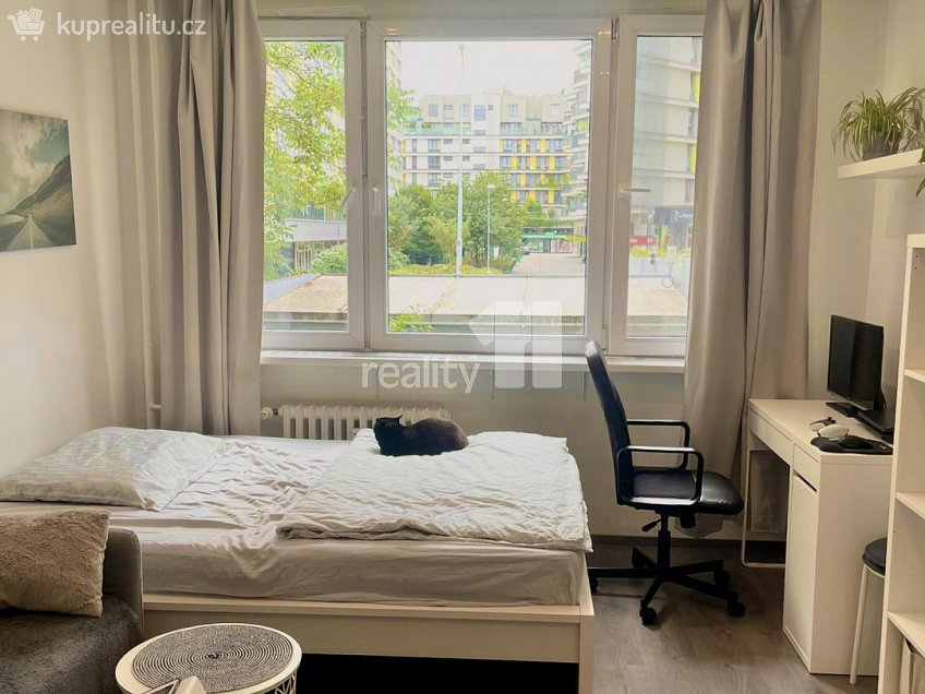 Pronájem bytu 1+kk 24 m^2 Počernická, Praha 10 