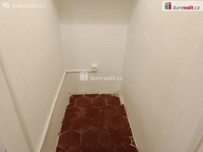 Pronájem bytu 2+kk 56 m^2 Za poštou, Praha 10 