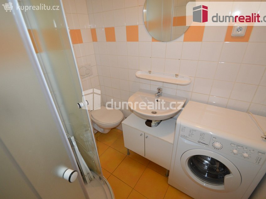 Pronájem bytu 1+kk 22 m^2 Kmochova, Praha 5 