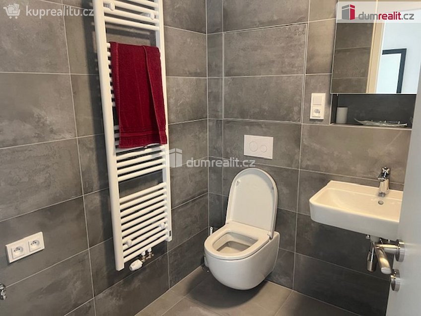 Pronájem bytu 2+kk 54 m^2 Mezi vodami, Praha 12 