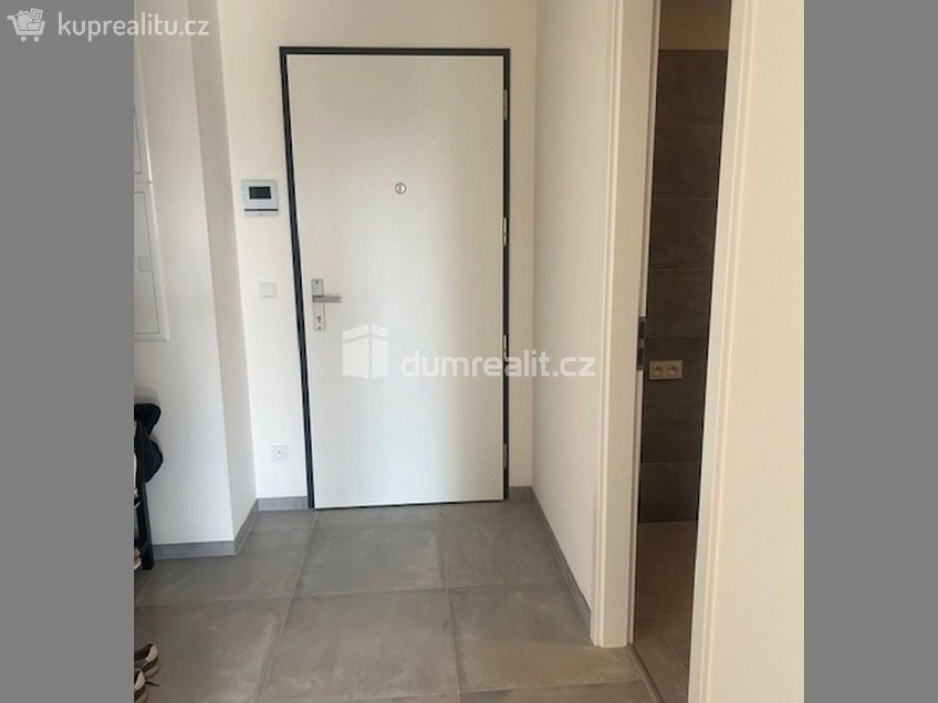 Pronájem bytu 2+kk 54 m^2 Mezi vodami, Praha 12 