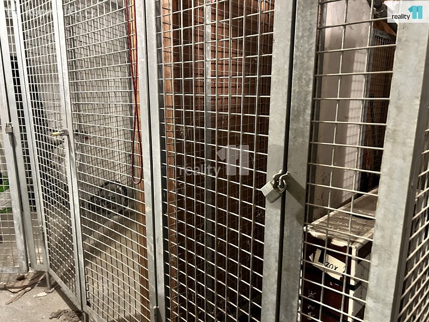 Pronájem bytu 1+kk 46 m^2 Adamovská, Praha 4 