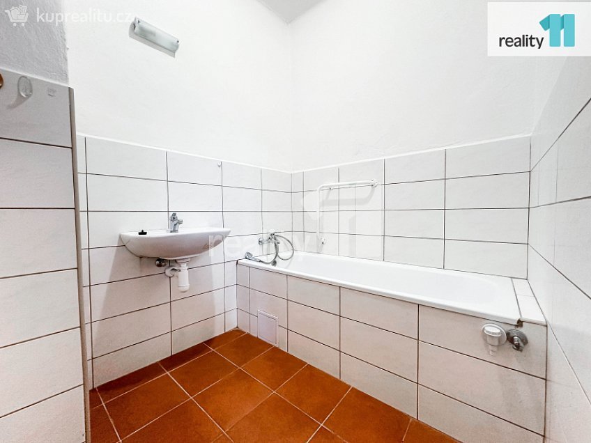 Pronájem bytu 2+1 75 m^2 náměstí Svobody, Chropyně 