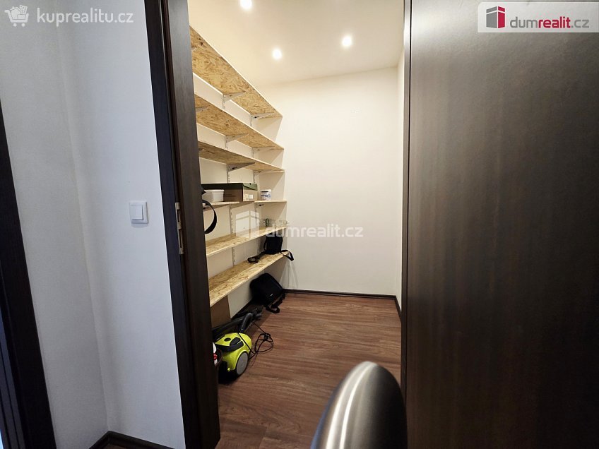 Pronájem bytu 3+kk 77 m^2 U vojenské nemocnice, Praha 6 